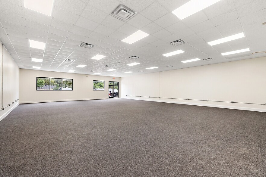 More Photos Of 10840-10850 W 9 Mile Rd, Oak Park Freestanding For Lease