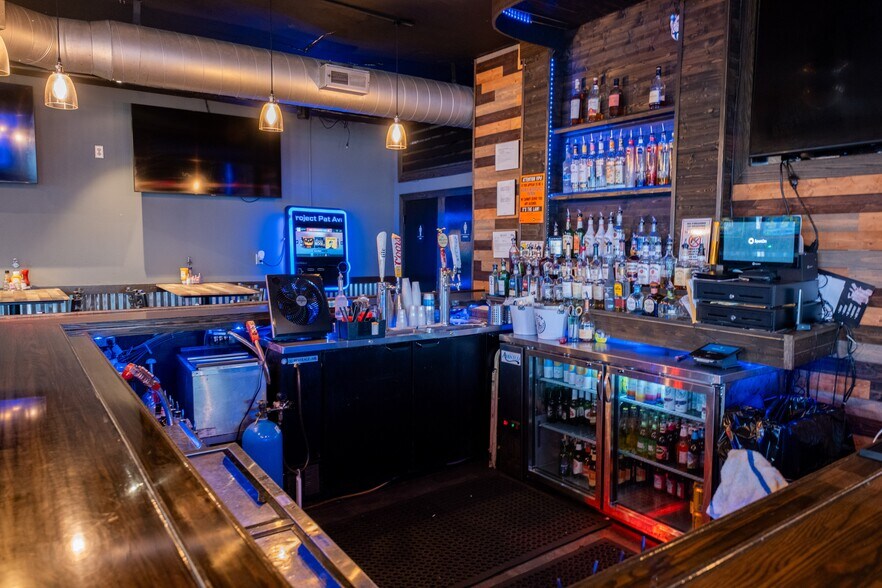 More Photos Of 870 4th Ave, Coraopolis Bar For Sale