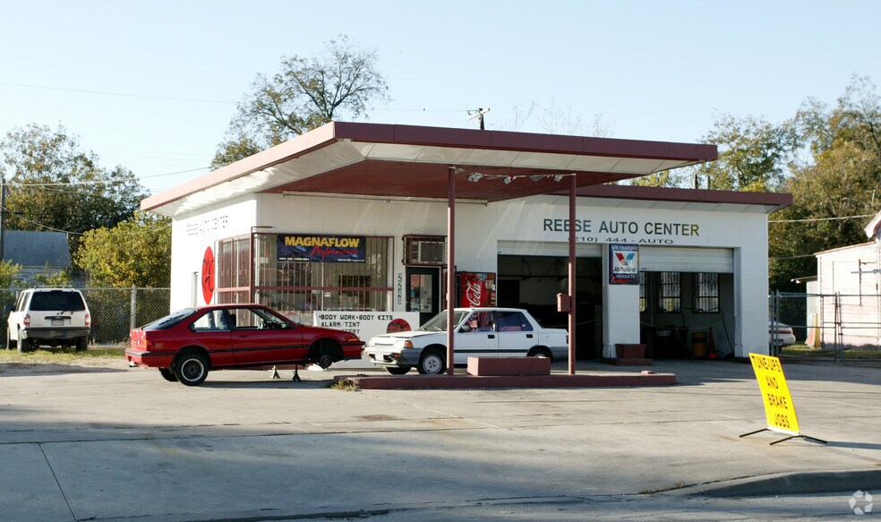 Primary Photo Of 2248 E Commerce St, San Antonio General Retail For Sale