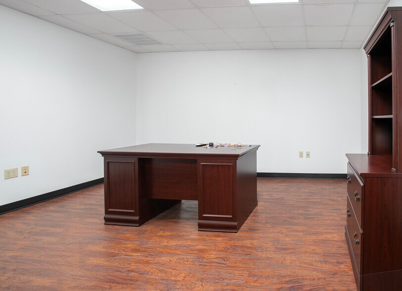 More Photos Of 4285 Hwy 31 W, Tyler Showroom For Lease