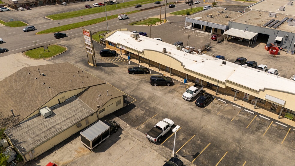 More Photos Of 1305-1331 W 40 Hwy, Blue Springs Unknown For Lease