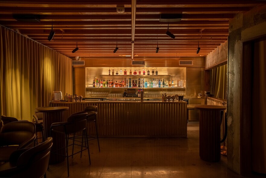 More Photos Of 1518 Cahuenga Blvd, Los Angeles Bar For Lease