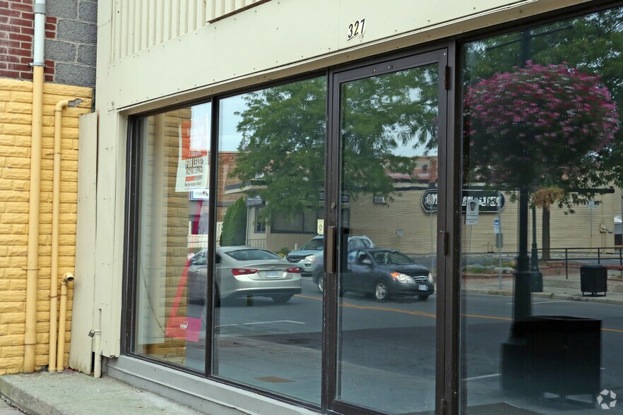 More Photos Of 319-327 Montreal Rd, Cornwall Storefront Retail Residential For Lease