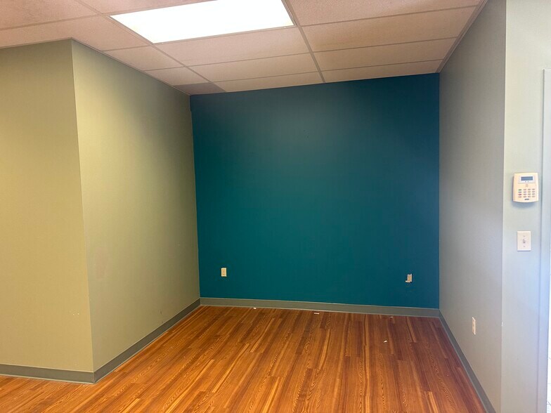 More Photos Of 909-915 Callendar Blvd, Painesville Light Manufacturing For Lease