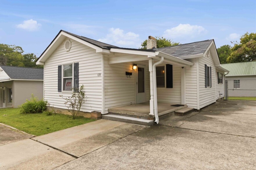 More Photos Of 633 NE Lawrence St, Marietta Office For Sale
