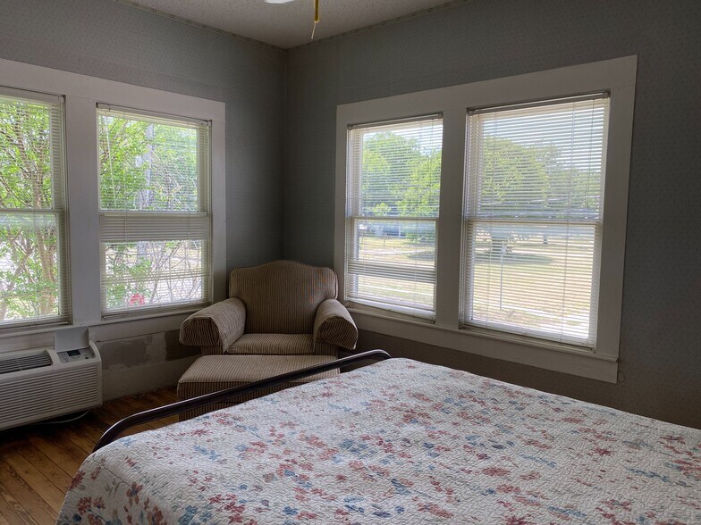 More Photos Of 205 SW Barnard St, Glen Rose Hotel For Sale