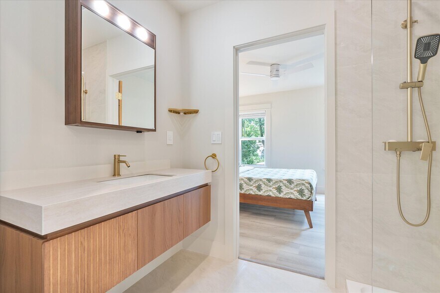 More Photos Of 22 NE 44th St, Miami Office Residential For Lease