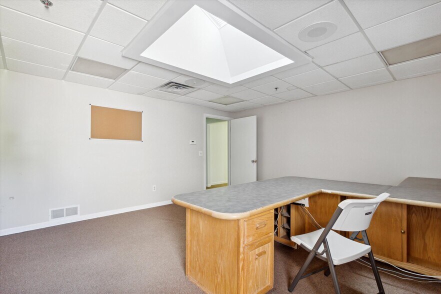 More Photos Of 4800 Joslyn Rd, Lake Orion Light Manufacturing For Sale