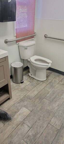 More Photos Of 725 N Wood Ave, Linden Office For Lease