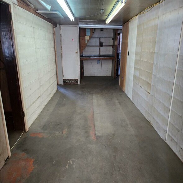 More Photos Of 302 N Silver St, Paola General Retail For Sale