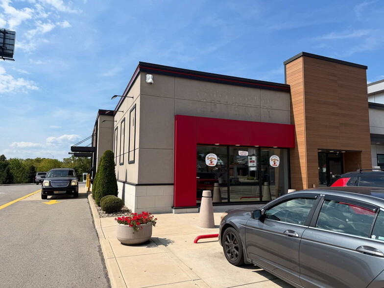 More Photos Of 420 S State St, Girard Restaurant For Lease