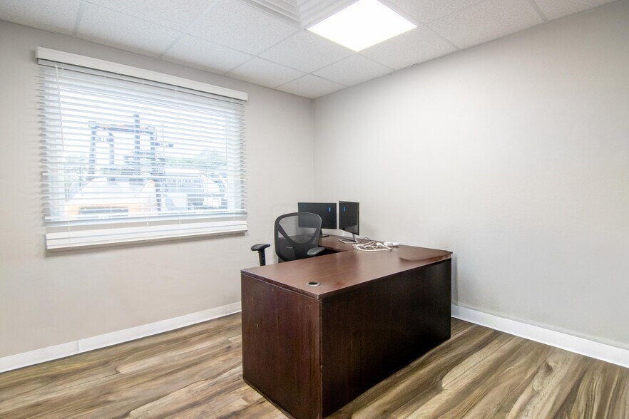 More Photos Of 3284 Morris St, Saint Petersburg Warehouse For Lease