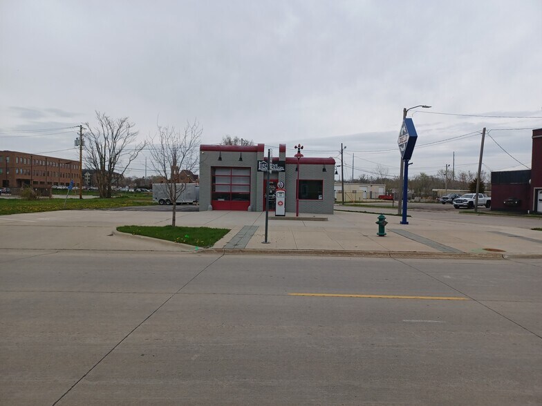 More Photos Of 1390 3rd St SE, Cedar Rapids Specialty For Lease