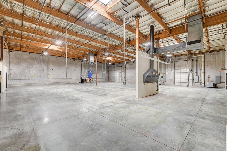 More Photos Of 200 Sunpac Ave, Henderson Warehouse For Sale