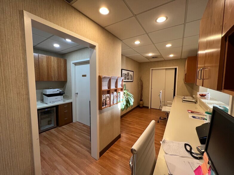 More Photos Of 2 1/2 Dearfield Dr, Greenwich Medical For Lease