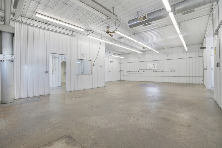 More Photos Of 15652 200th St, Hutchinson Flex For Lease