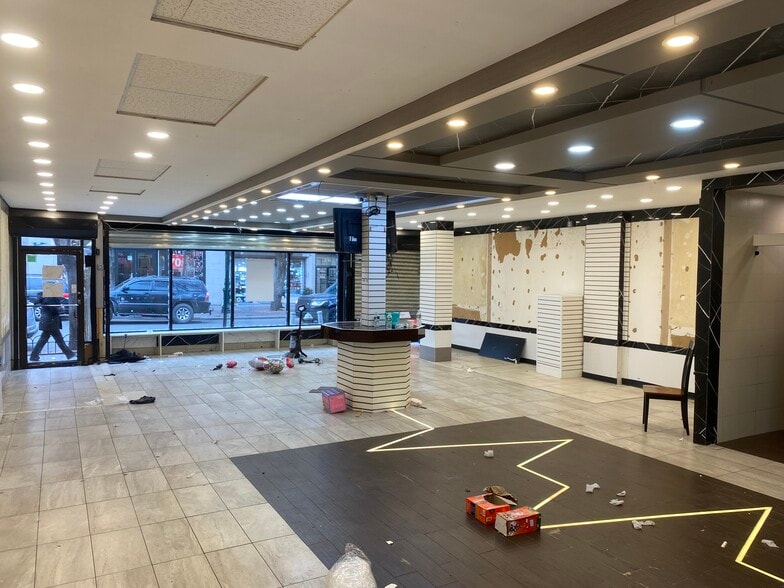 More Photos Of 3701-3712 82nd St, Jackson Heights General Retail For Lease