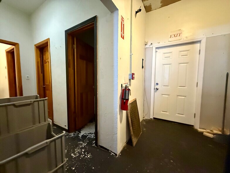 More Photos Of 118 Cambridge St, Worcester Unknown For Lease
