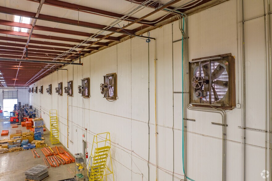 More Photos Of 3630 Raines Rd E, Memphis Distribution For Lease