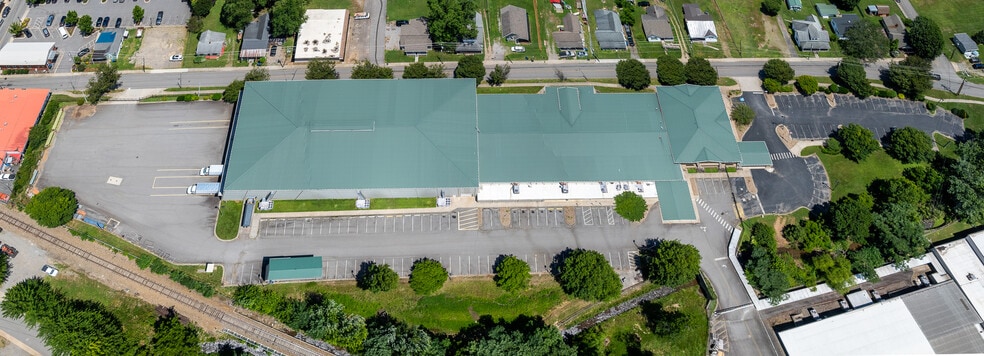 More Photos Of 172 Riverbend St, Waynesville Manufacturing For Lease