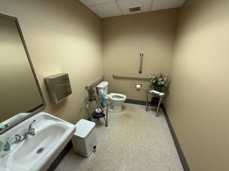 More Photos Of 6400 E Broad St, Columbus Medical For Sale