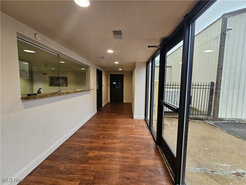 More Photos Of 1344 Cove Rd, Weirton Flex For Lease