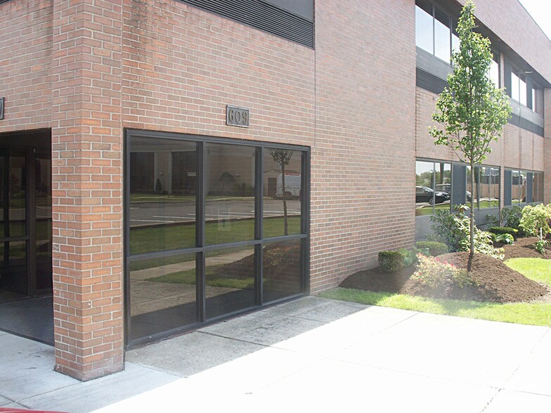 More Photos Of 609-617 Dingens St, Buffalo Office For Lease