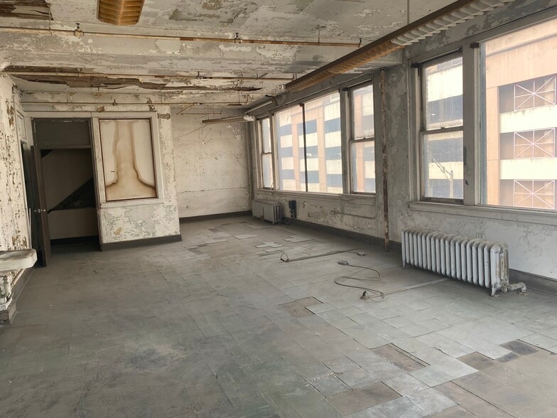 More Photos Of 137-143 Madison Ave, Memphis Storefront Retail Office For Sale