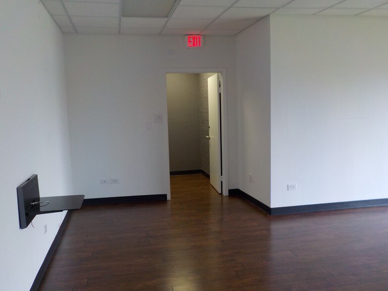 More Photos Of 3700 N 10th St, McAllen Office For Lease