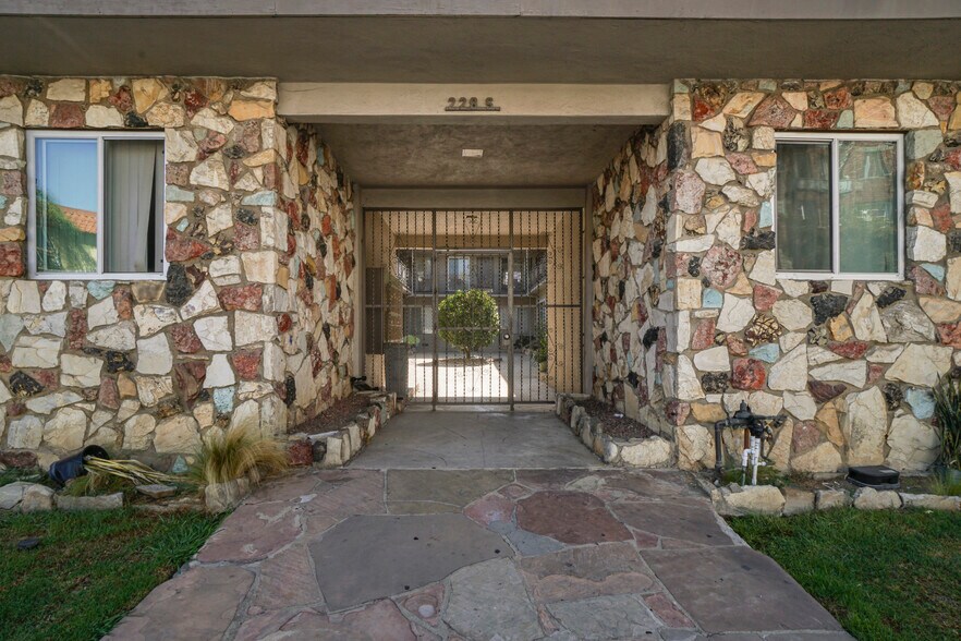 More Photos Of 228 S Mariposa Ave, Los Angeles Apartments For Sale