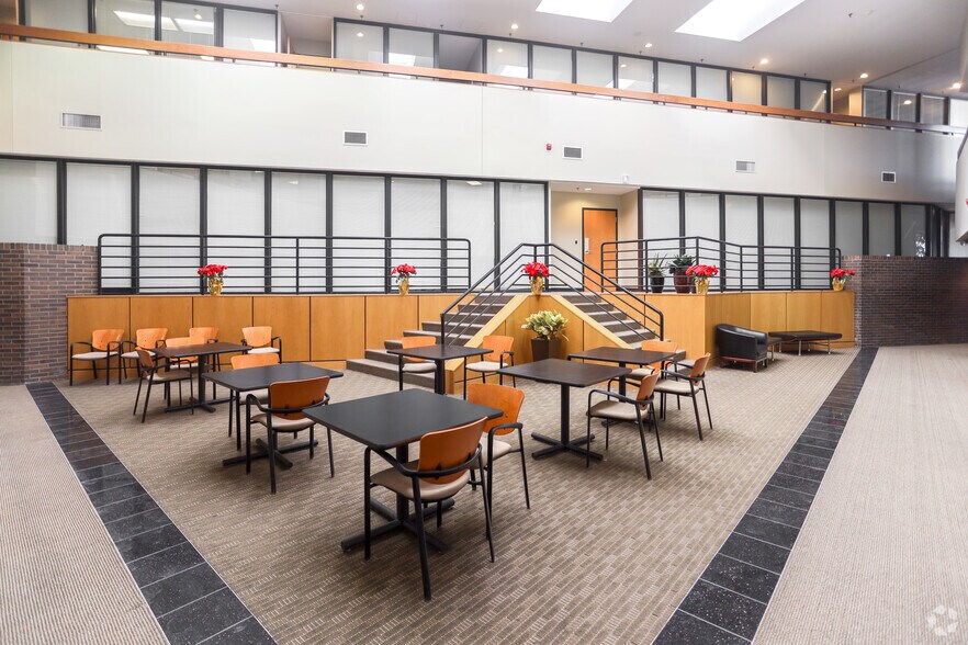 More Photos Of 2055 Craigshire Rd, Saint Louis Office For Lease