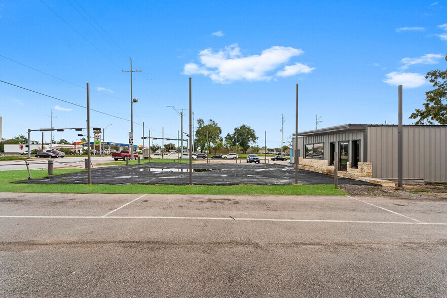 More Photos Of 107 N Danville St, Willis Showroom For Lease