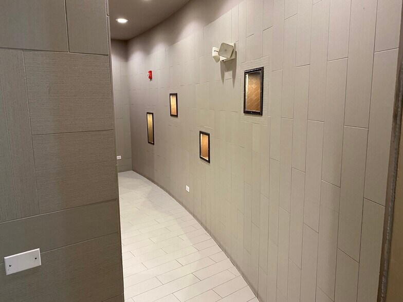 More Photos Of 545-547 N Milwaukee Ave, Libertyville General Retail For Lease