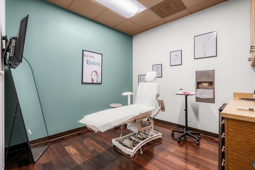 More Photos Of 27871 Smyth Dr, Santa Clarita Medical For Sale