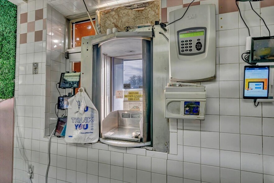 More Photos Of 14987 Gratiot Ave, Detroit Restaurant For Sale