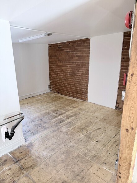 More Photos Of 531 Yonge St, Toronto Storefront Retail Residential For Lease