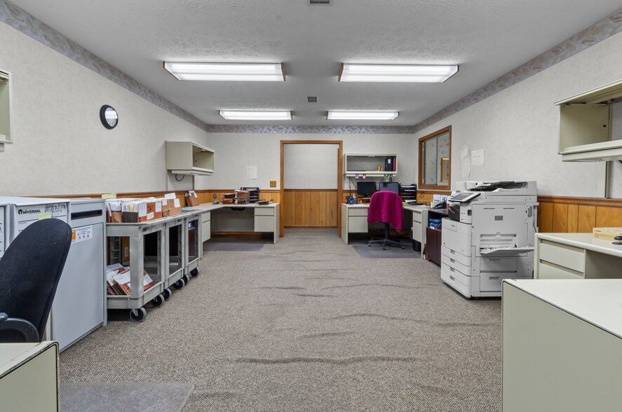 More Photos Of 721 E Broadway St, Fortville Office For Sale