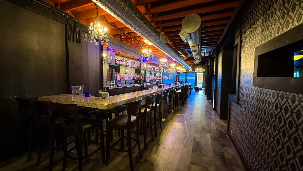 More Photos Of 852-862 5th Ave S, Naples Storefront For Sale