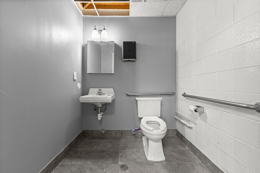 More Photos Of 32639-32645 Industrial Rd, Garden City Warehouse For Sale