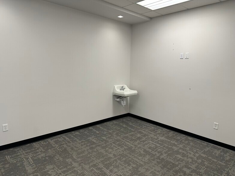 More Photos Of 1005 8th St SW, Altoona Storefront For Lease