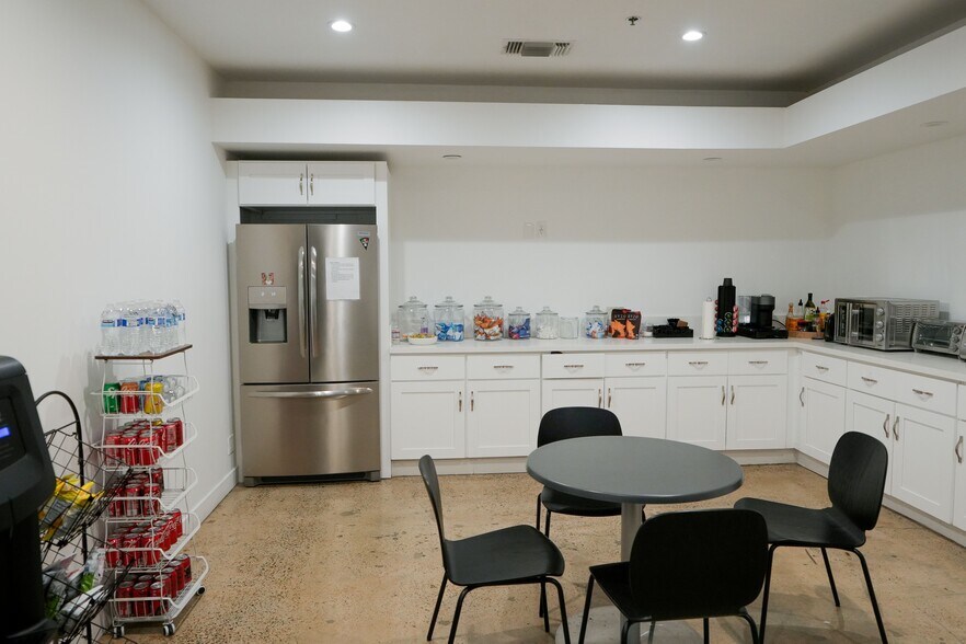 More Photos Of 7 Studebaker, Irvine Light Distribution For Lease