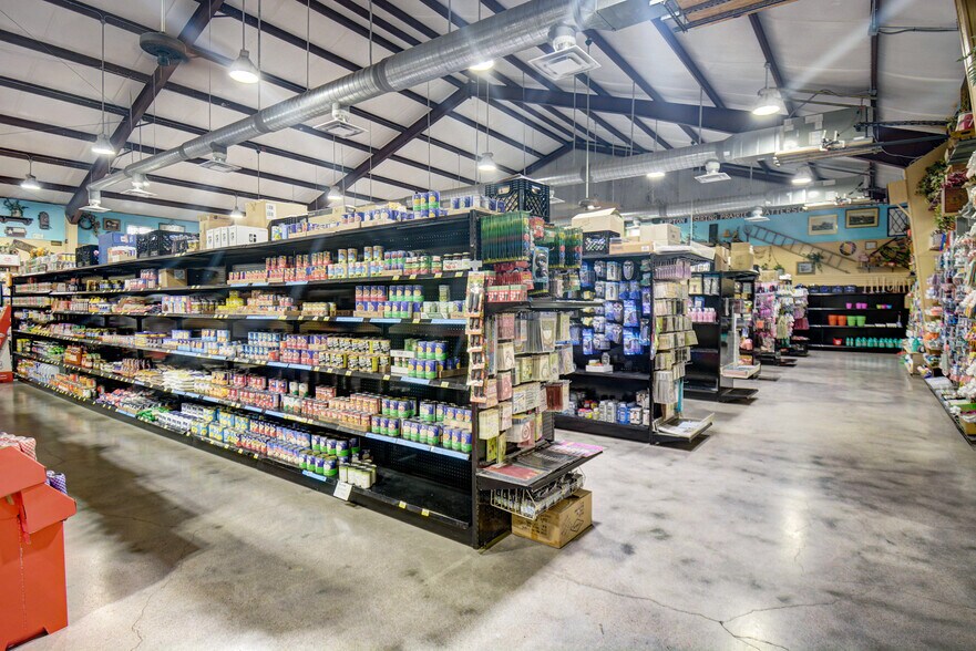 More Photos Of 2989 S Highway 304, Rosanky Warehouse For Lease