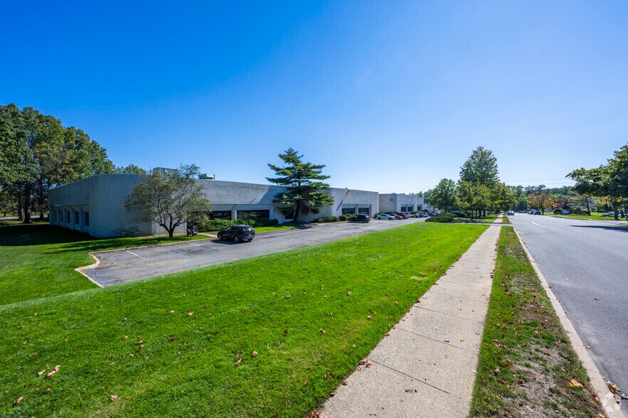 More Photos Of 5 Hub Dr, Melville Warehouse For Lease