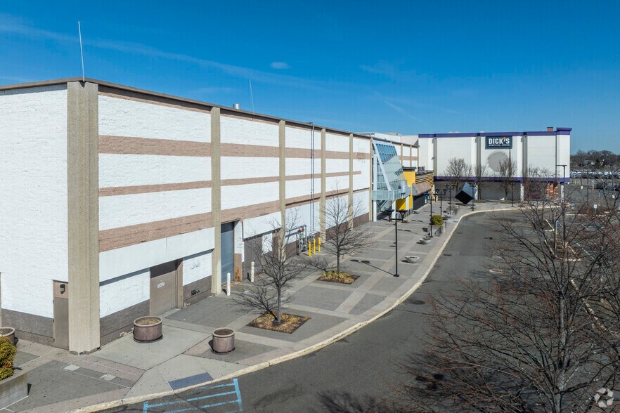 Primary Photo Of 1 Sunrise Mall, Massapequa General Retail For Lease