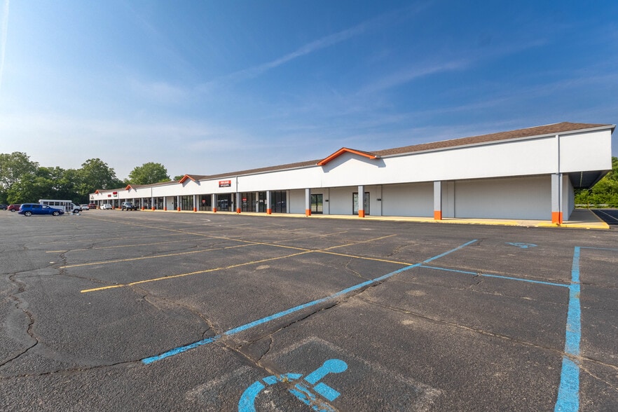 More Photos Of 4702-4740 Century Plaza Rd, Indianapolis Unknown For Lease
