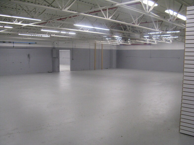 More Photos Of 675 W Shore Rd, Warwick Showroom For Lease