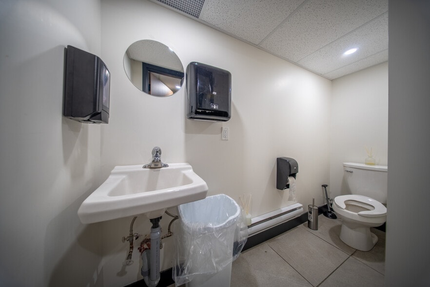 More Photos Of 31 Elm St, Toronto Storefront Retail Office For Sale