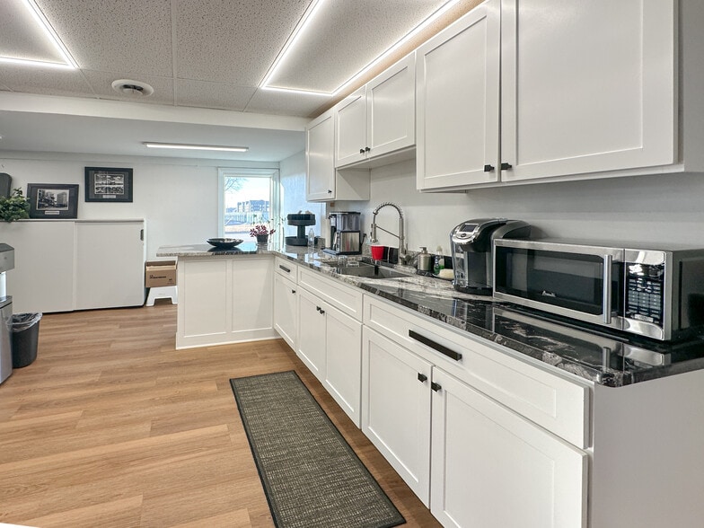 More Photos Of 305 E Maple Rd, Troy Office For Sale