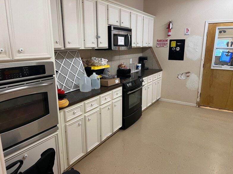 More Photos Of 628 E Veterans Memorial Blvd, Harker Heights Veterinarian Kennel For Sale