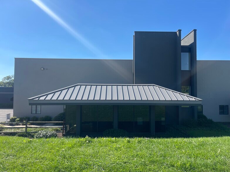 More Photos Of 15 W Aylesbury Rd, Timonium Light Manufacturing For Lease